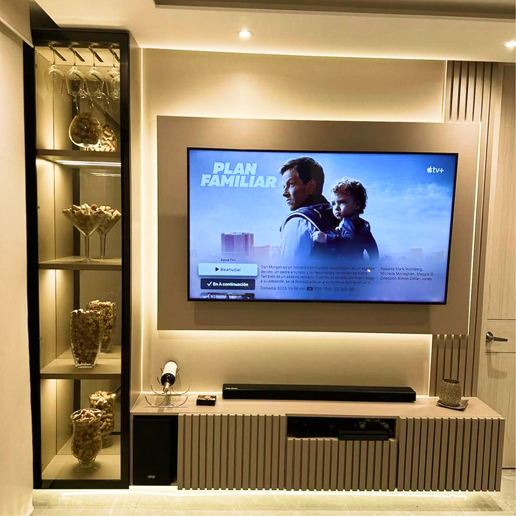 Centro de Entretenimiento para Sala con Bar y Vidrio Perfilado | Diseño Elegance Frame